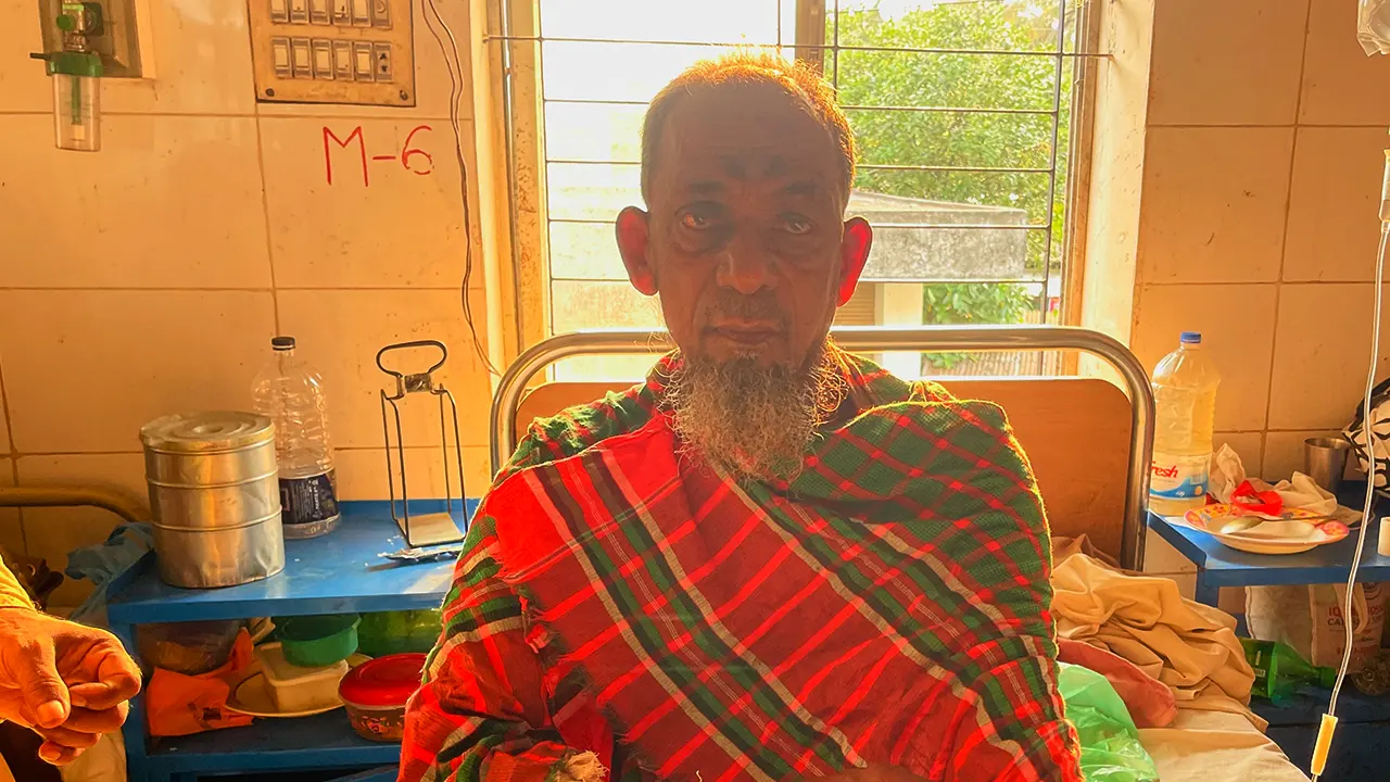 হাসপাতালে আহত বৃদ্ধ আব্দুর রহিম।