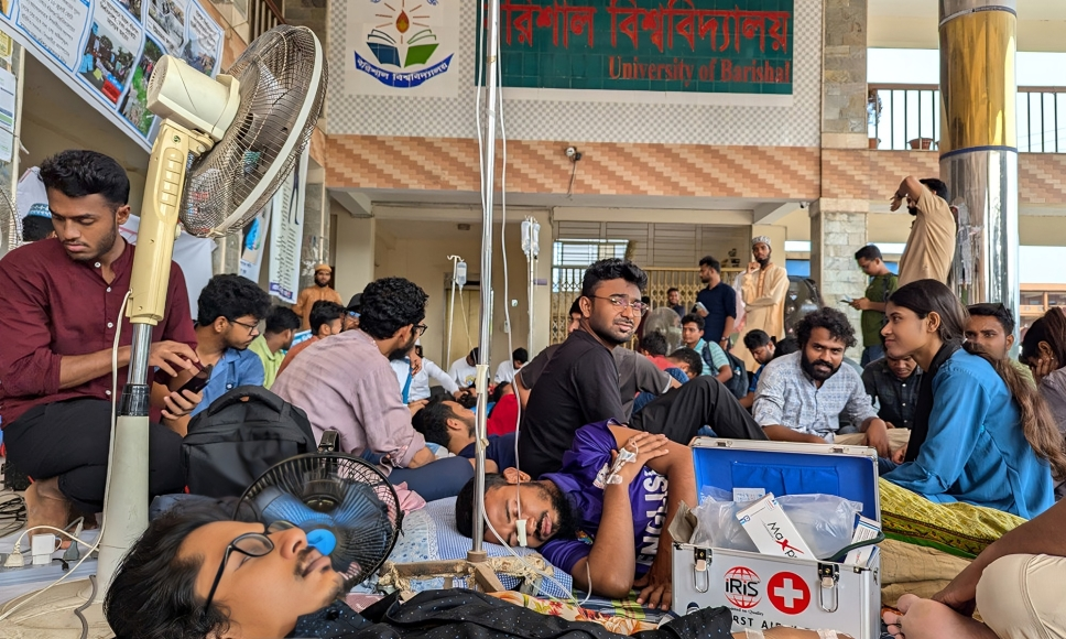 বরিশাল বিশ্ববিদ্যালয়ে আমরণ অনশনে অংশ নেওয়া শিক্ষার্থীরা। ছবি: সংগৃহীত