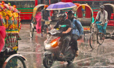 বৃষ্টির দিনে ছাতা না রেইনকোট, কোনটি ভালো?
