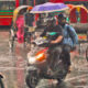 বৃষ্টির দিনে ছাতা না রেইনকোট, কোনটি ভালো?