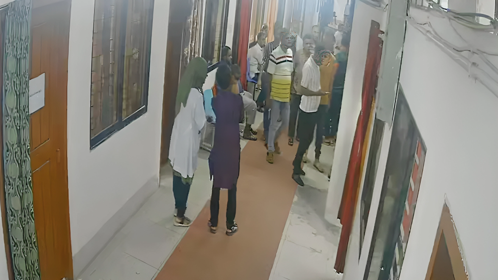 হাসপাতালের পরিচালককে বিএনপি নেতার হুমকি দেওয়ার দৃশ্য।