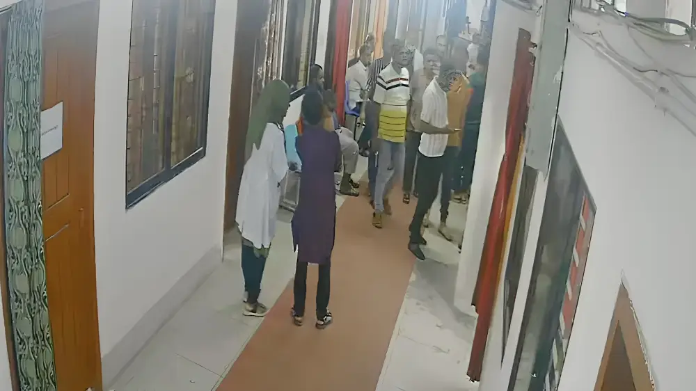 হাসপাতালের পরিচালককে বিএনপি নেতার হুমকি দেওয়ার দৃশ্য।