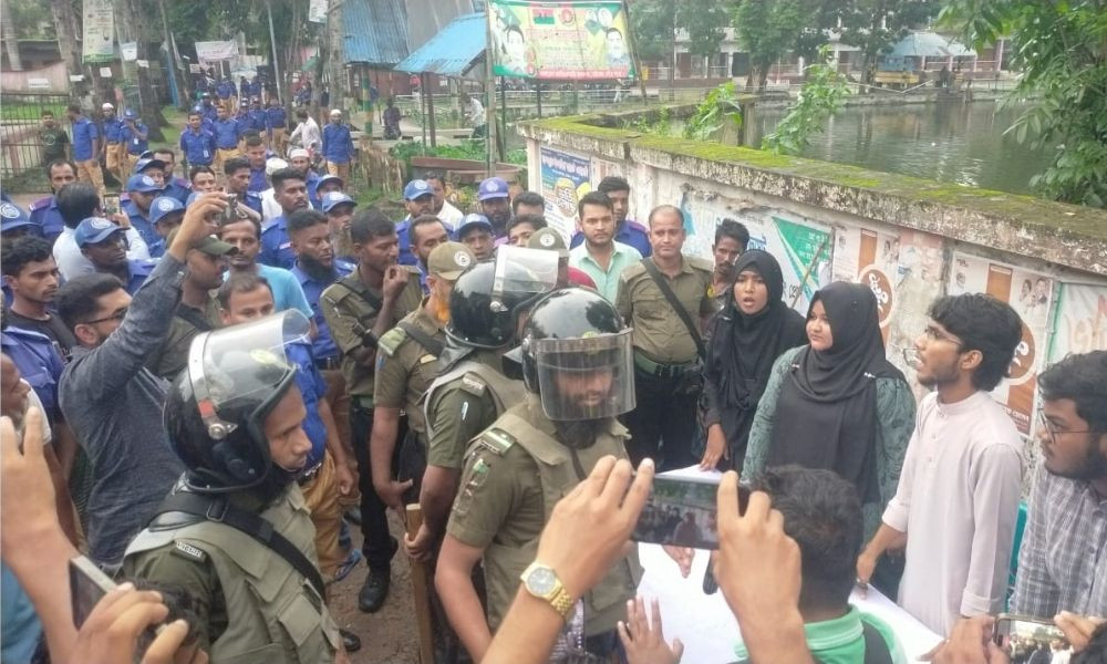 সন্ত্রাসী হামলায় পণ্ড বৈষম্যবিরোধী ছাত্রদের সংবাদ সম্মেলন