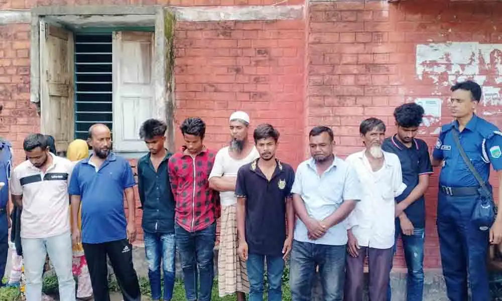 পাবনা মানসিক হাসপাতাল থেকে ৯ দালাল আটক