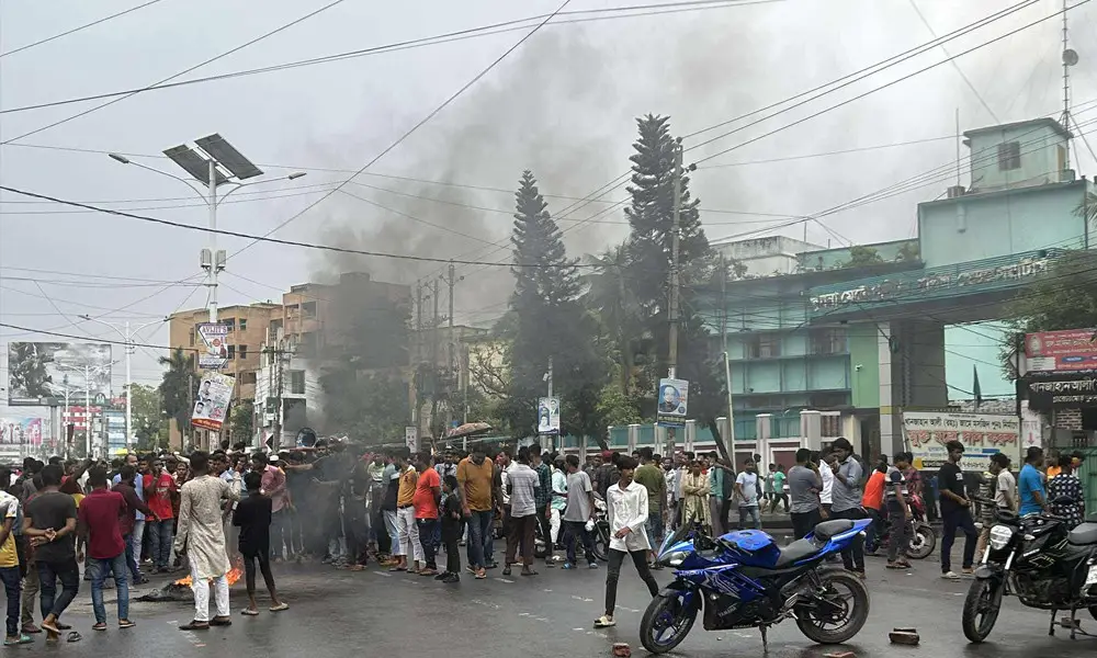 কেএমপি কমিশনার অপসারণ আন্দোলনে বিভক্তি খুলনায়