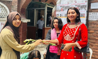 ঢাবি নারী শিক্ষার্থীদের ফুল দিয়ে বরণ করল ছাত্রদল