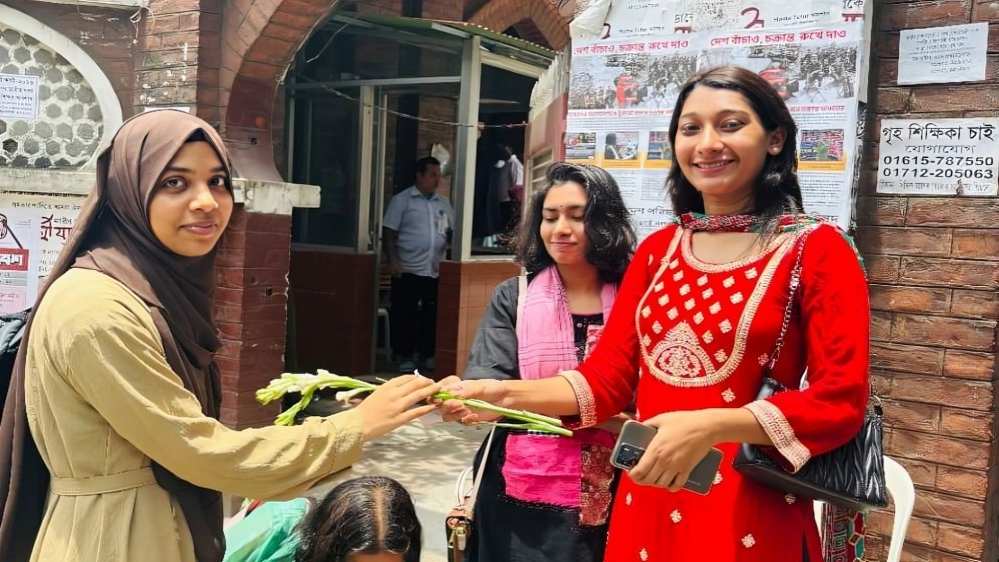 ঢাবি নারী শিক্ষার্থীদের ফুল দিয়ে বরণ করল ছাত্রদল