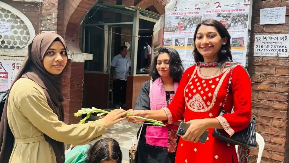 ঢাবি নারী শিক্ষার্থীদের ফুল দিয়ে বরণ করল ছাত্রদল