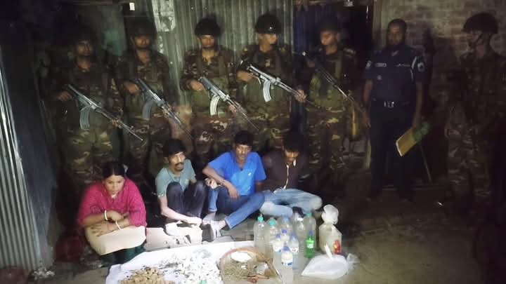জয়পুরহাটে সেনাবাহিনীর মাদকবিরোধী অভিযানে গ্রেপ্তার ৫