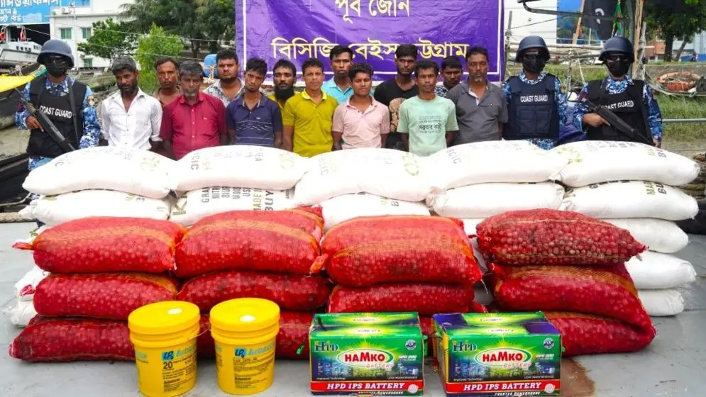 মিয়ানমারে পাচারকালে সার-আলুসহ গ্রেফতার ১৩