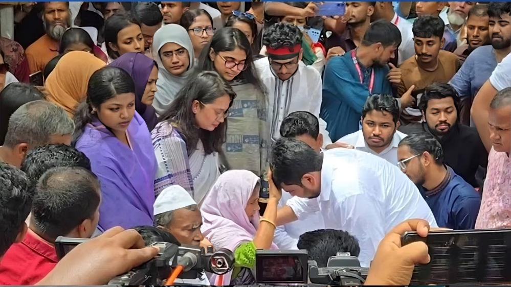 শহীদ আবু সাঈদের মায়ের দোয়া নিলেন নাহিদ ইসলাম