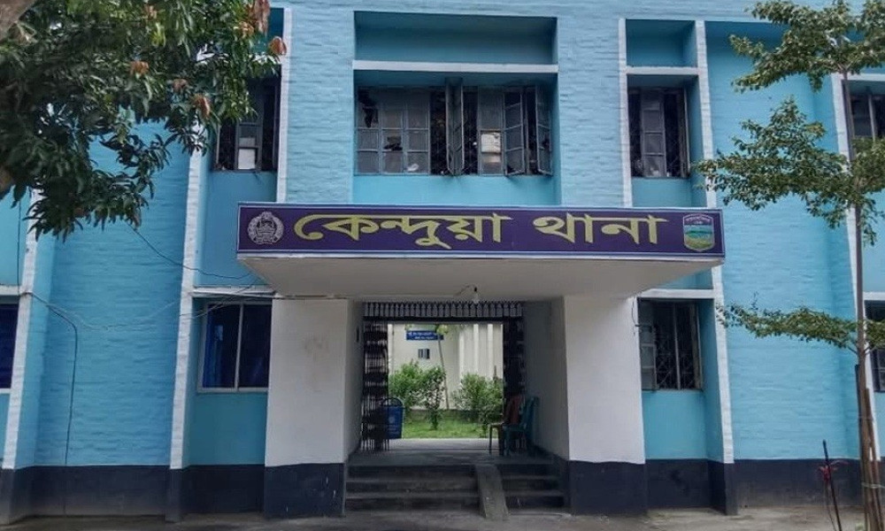 অটোরিকশায় চার্জ দিতে গিয়ে বিদ্যুৎস্পৃষ্ট হয়ে চালকের মৃত্যু