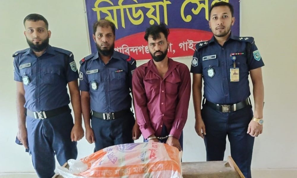 কুকুরের সঙ্গে ধাক্কায় ধরা পড়ল গাঁজাসহ ব্যবসায়ী