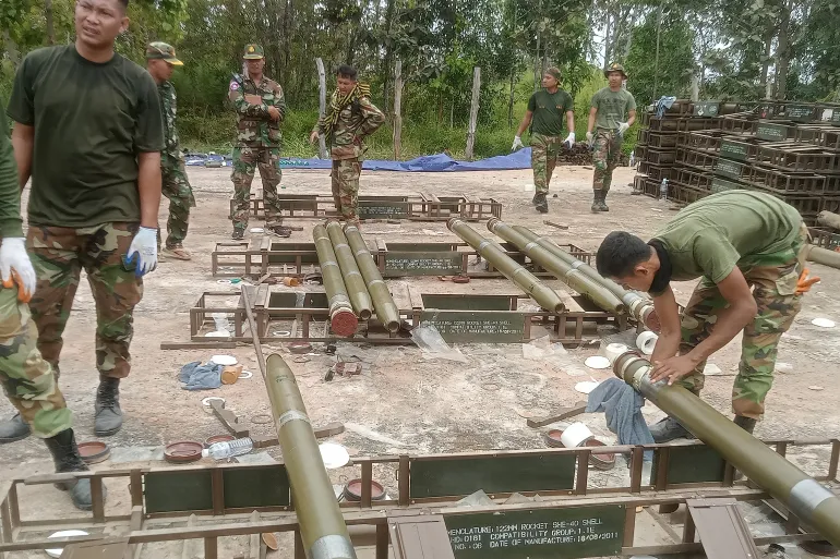 থাইল্যান্ডে হামলার প্রস্তুতি নিচ্ছে কম্বোডিয়া
