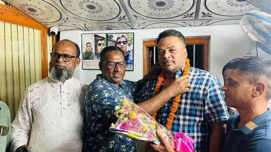 বিএনপি নেতাকে মালা পরানো সেই পুলিশ গোপালগঞ্জে বদলি