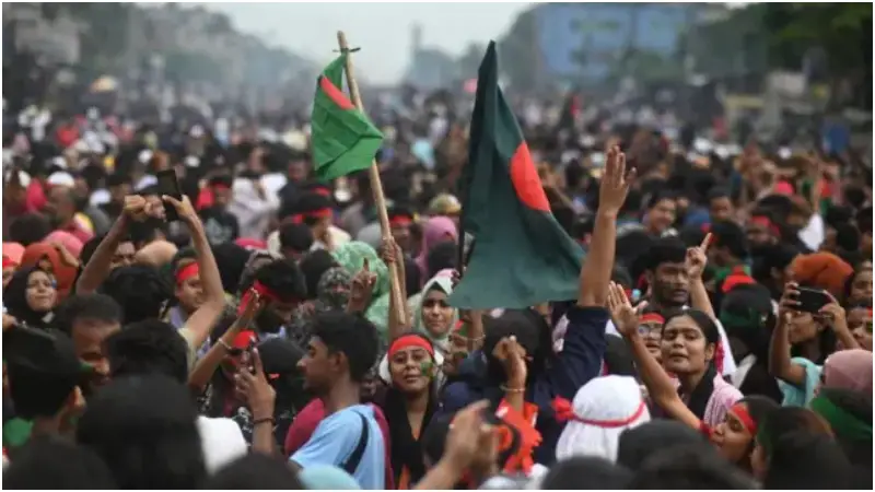 ‘পিছনে পুলিশ, সামনে স্বাধীনতা’: ২০২৪ গণঅভ্যুত্থানে নারীদের সাহস