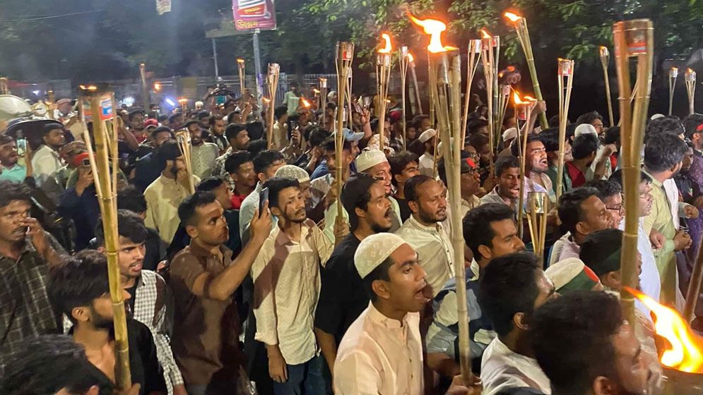 সোহাগ হত্যার প্রতিবাদে ছাত্রদের মশাল মিছিল