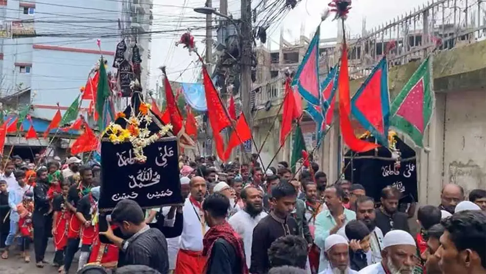 ঢাকায় তাজিয়া মিছিলে হাজারো মানুষের ঢল