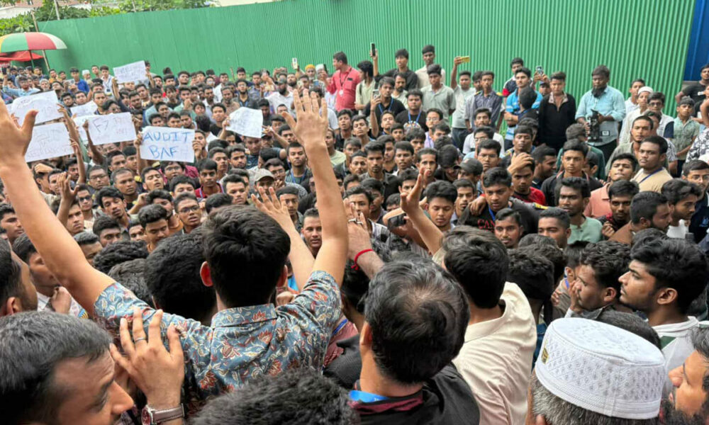 শিক্ষার্থীদের সঙ্গে পুলিশের সংঘর্ষে মাথা ফেটেছে তিন শিক্ষার্থীর