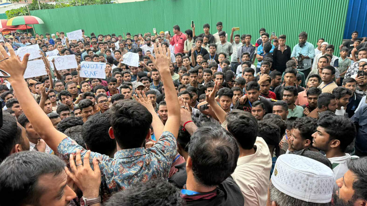 শিক্ষার্থীদের সঙ্গে পুলিশের সংঘর্ষে মাথা ফেটেছে তিন শিক্ষার্থীর
