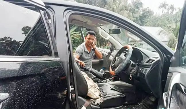 এবার গোপালগঞ্জে ইউএনওর গাড়িতে হামলা-ভাঙচুর