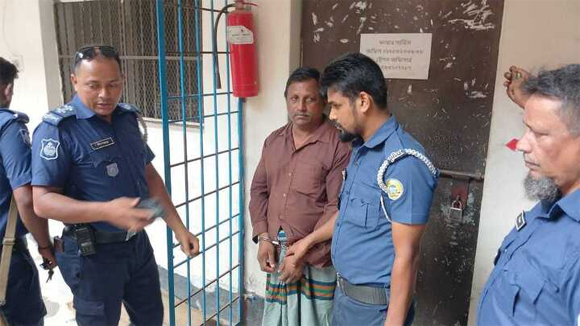 গ্রেফতার জাকির হোসেন ওরফে নিজাম মেম্বার।