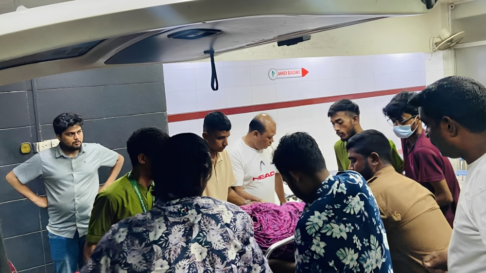 নামাজরত অবস্থায় দুর্বৃত্তের কোপে গুরুতর আহত হওয়া আওয়ামী লীগ নেতার মা চিকিৎসাধীন অবস্থায় ৫ দিন পর মারা গেছেন।