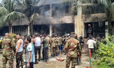 উত্তরায় বাংলাদেশ বিমানবাহিনীর এফ-৭ যুদ্ধবিমান বিধ্বস্ত