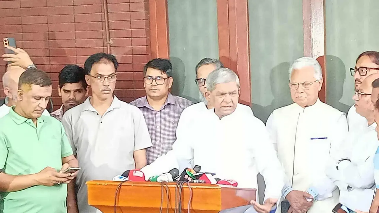 দেশের বড় শত্রু গ্রেপ্তার হলেন খায়রুল হকঃ মির্জা ফখরুল