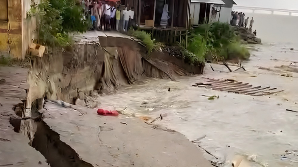 পদ্মার ভয়াবহ ভাঙনে বিলীন ১৯ স্থাপনা, আতঙ্কে শত পরিবার