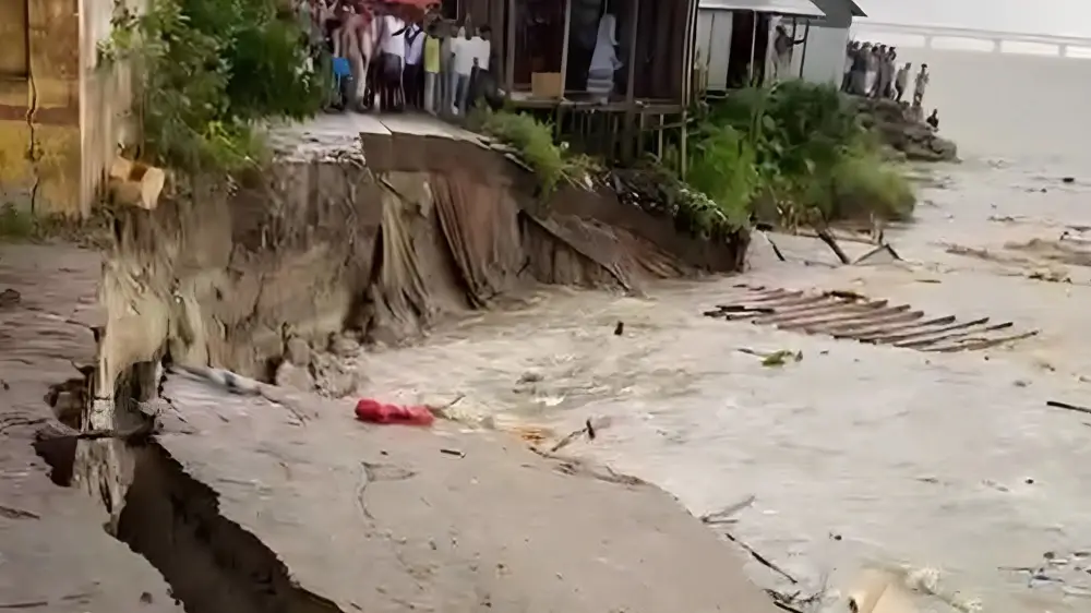 পদ্মার ভয়াবহ ভাঙনে বিলীন ১৯ স্থাপনা, আতঙ্কে শত পরিবার