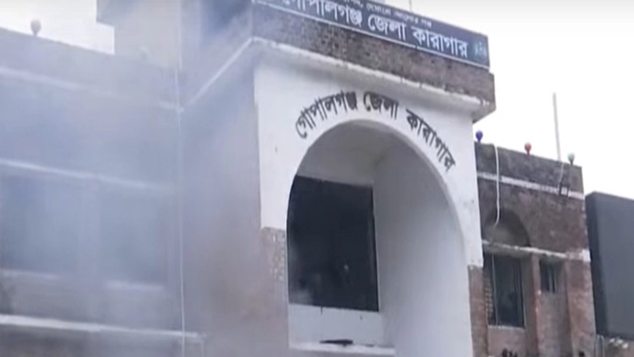গোপালগঞ্জ জেলা কারাগারে হামলা ও ভাঙচুর
