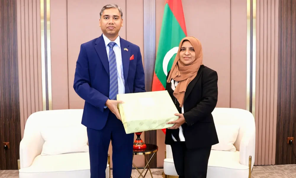 মালদ্বীপের প্রেসিডেন্টকে প্রধান উপদেষ্টার আম উপহার