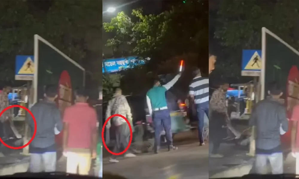পুলিশের সামনে চাপাতি হাতে ছিনতাই!