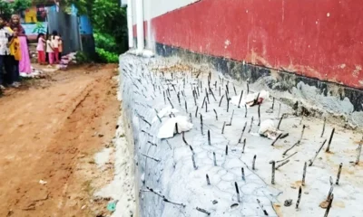 রাস্তায় দেয়াল তুলে তারকাঁটা!