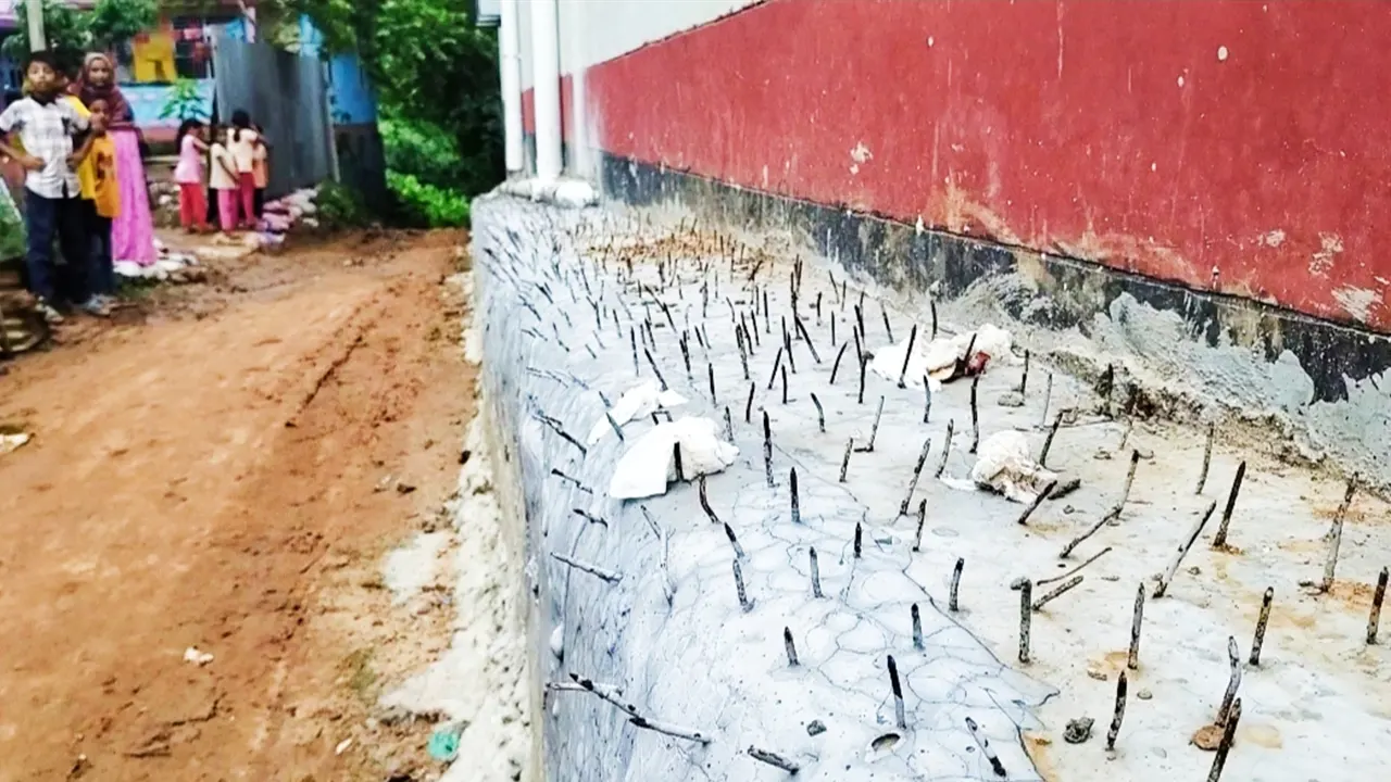 রাস্তায় দেয়াল তুলে তারকাঁটা!