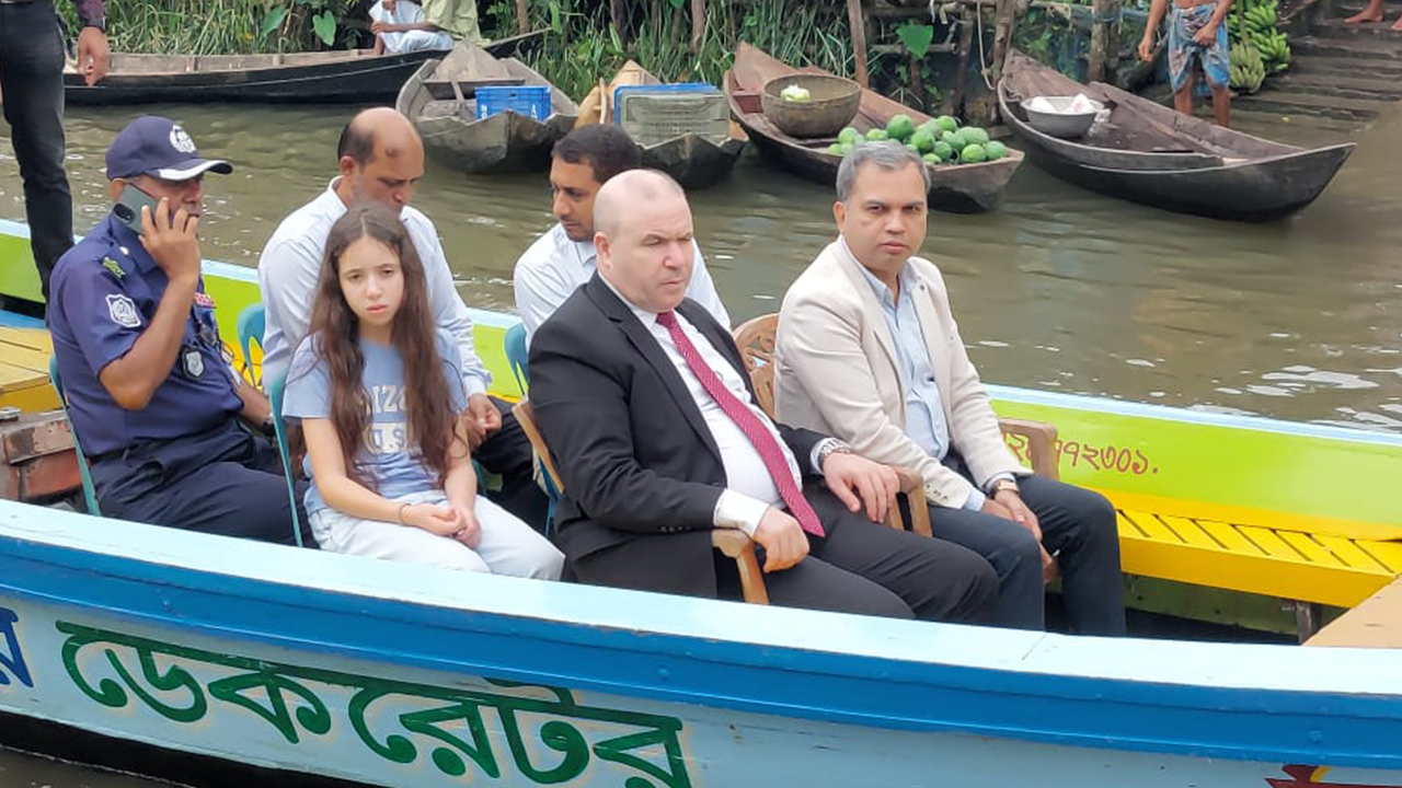 ঝালকাঠির ভাসমান হাট পরিদর্শন করেন আলজেরিয়ার রাষ্ট্রদূত। ছবি