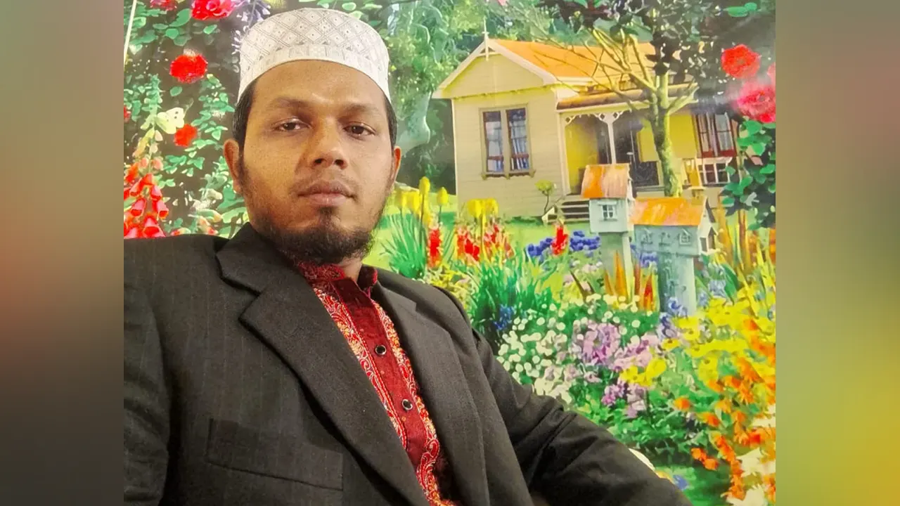 স্কুল দপ্তরিকে ছুরিকাঘাতে হত্যা