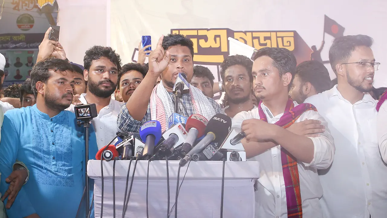 চট্টগ্রামে এনসিপির সমাবেশে বক্তব্য দেন হাসনাত আবদুল্লাহ।