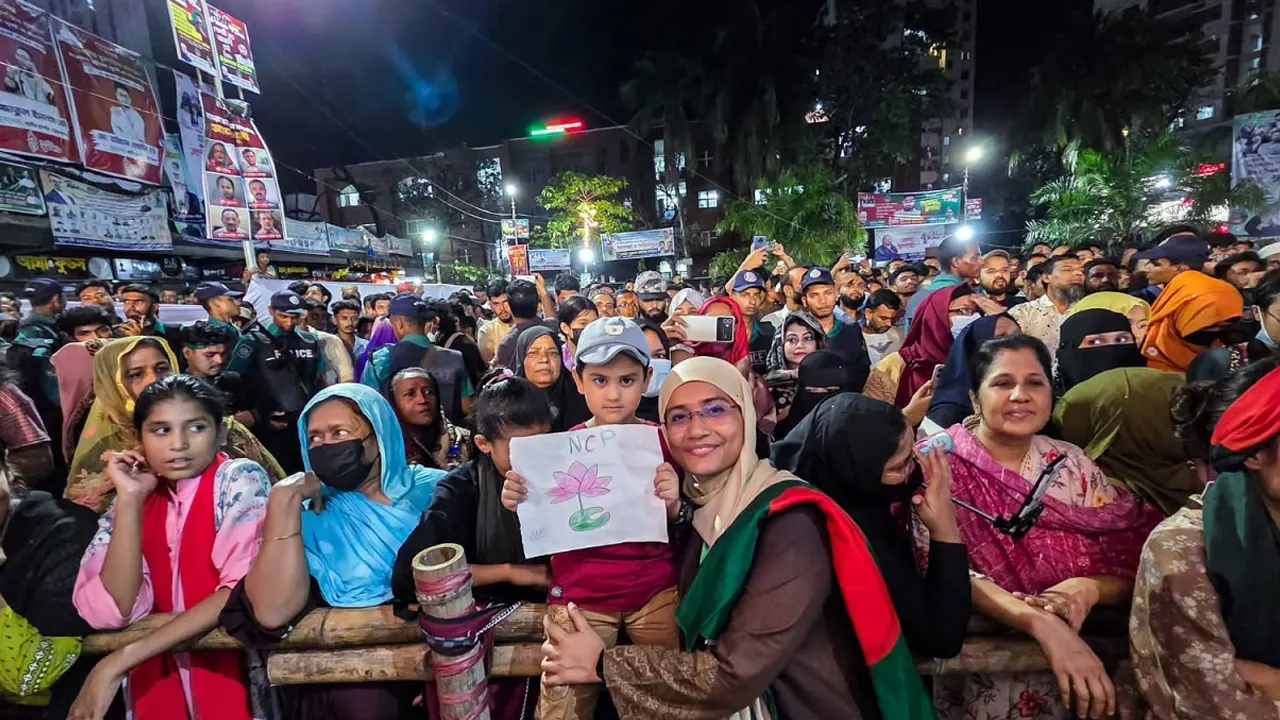 স্বৈরাচারমুক্ত নায়কদের দেখতে চট্টগ্রামে জনতার ঢল