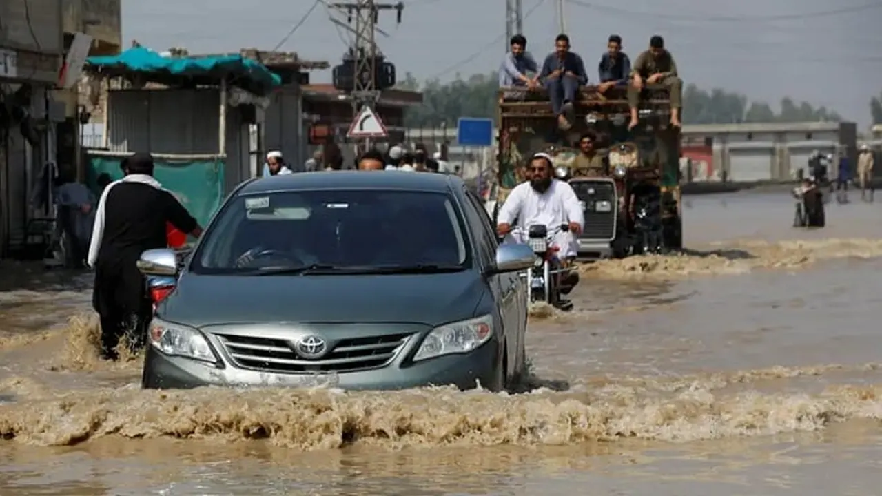 পাকিস্তানে বন্যা ও ভূমিধসে ২২১ জনের মৃত্যু