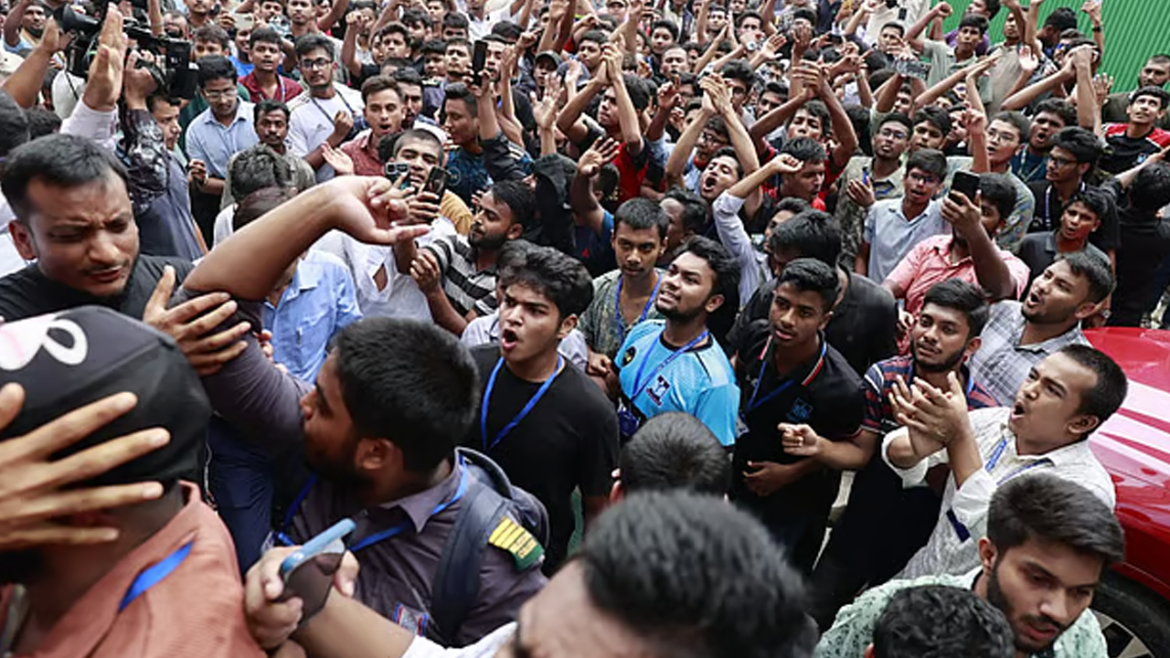 মাইলস্টোনে উপদেষ্টারা ফের অবরুদ্ধ