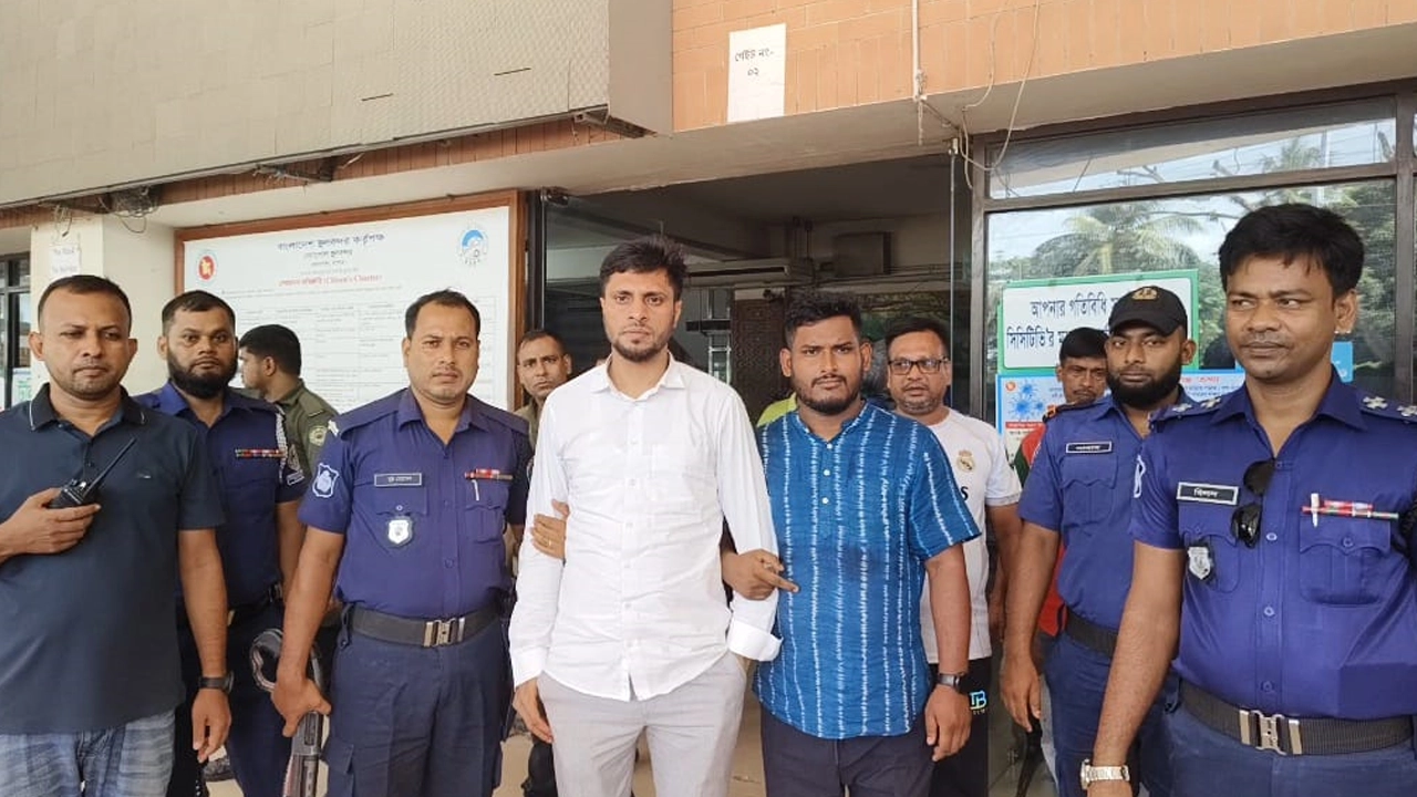 ভারতে পালানোর সময় গ্রেপ্তার ছাত্রলীগ নেতা সামাদ