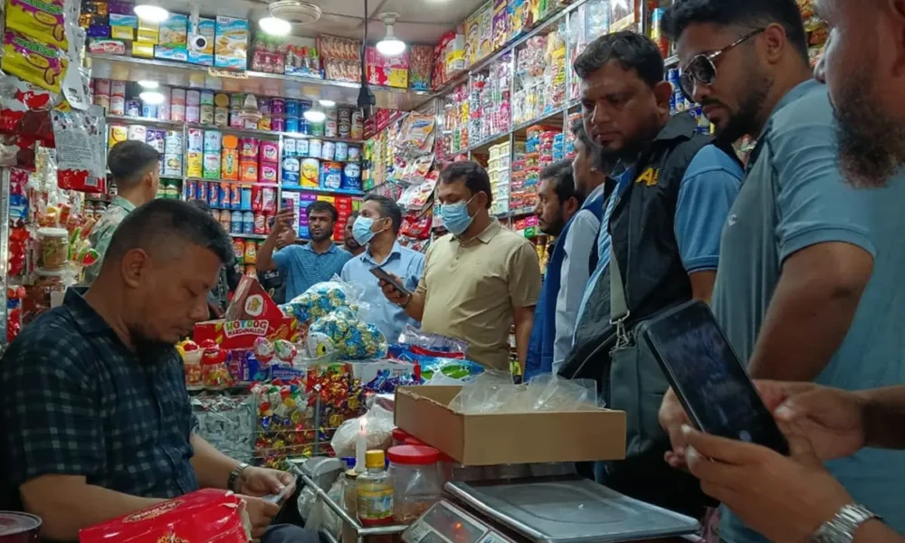 রিয়াজউদ্দিন বাজারে নকল প্রসাধনী ও শিশুখাদ্যের বিরুদ্ধে র‍্যাবের অভিযান