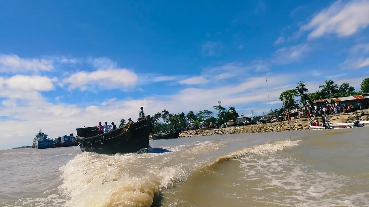 মেঘনায় ট্রলারসহ ১১ জেলে অপহরণ