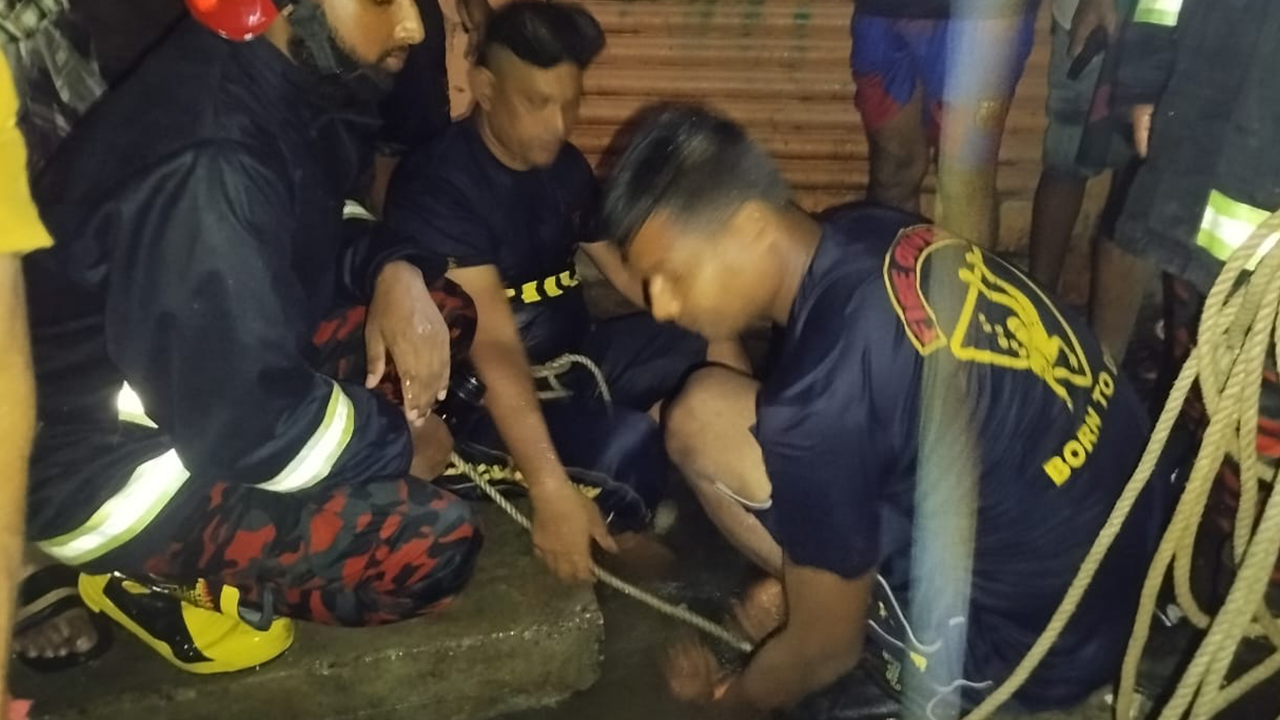 এখনো সন্ধান মেলেনি ম্যানহোলে পড়ে নিখোঁজ নারীর