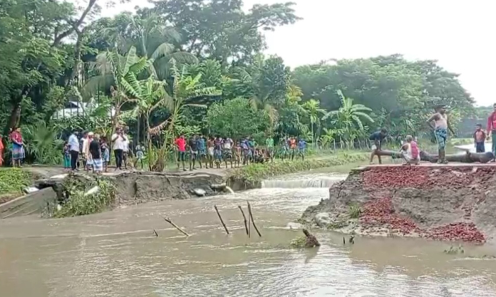 জোয়ারে বিচ্ছিন্ন সড়ক, দুর্ভোগে ২০ হাজার মানুষ