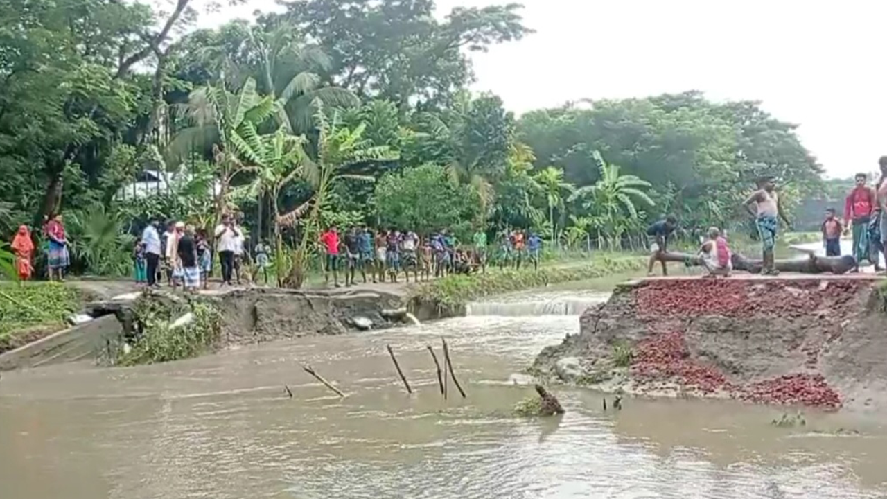 জোয়ারে বিচ্ছিন্ন সড়ক, দুর্ভোগে ২০ হাজার মানুষ