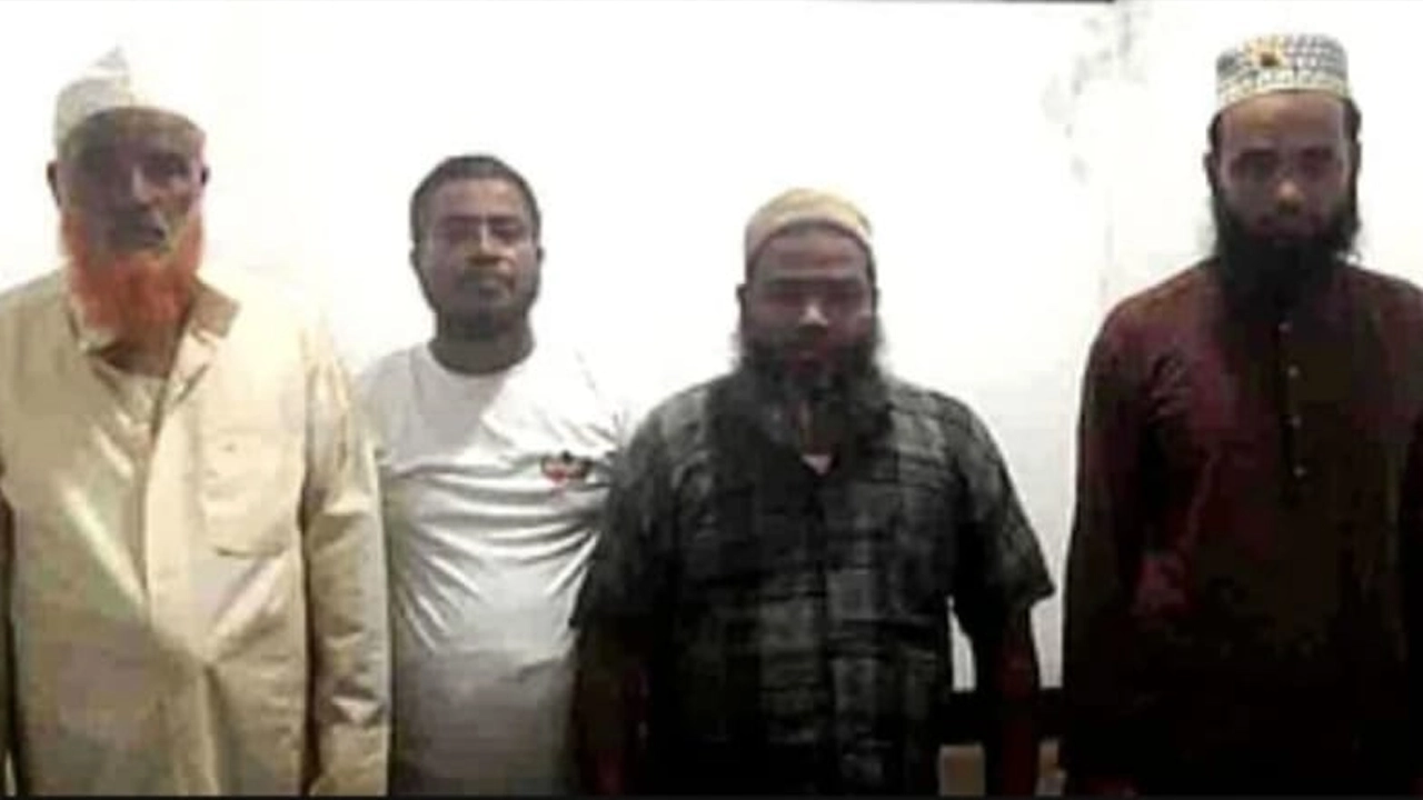চাঁদা না পেয়ে ১০ দোকানে তালা, গ্রেপ্তার ৪