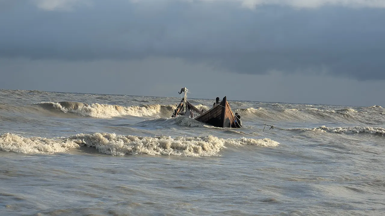 বঙ্গোপসাগরে ট্রলারডুবি, নিখোঁজ ৬ জেলে